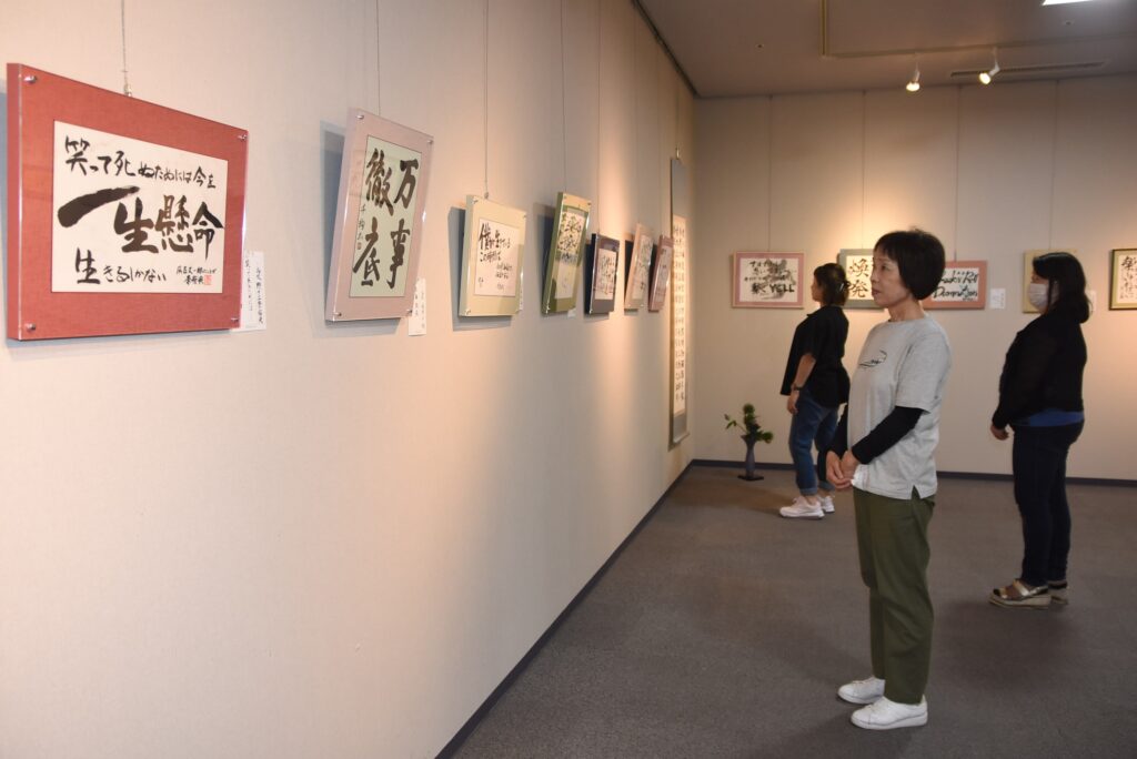 人気歌手らの歌詞をモチーフにした若さあふれる力作もずらりと並ぶ会場