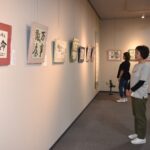 人気歌手らの歌詞をモチーフにした若さあふれる力作もずらりと並ぶ会場