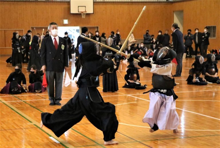 熱戦を繰り広げる選手（養徳館道場Ａ―可知剣道少年団Ｂ）