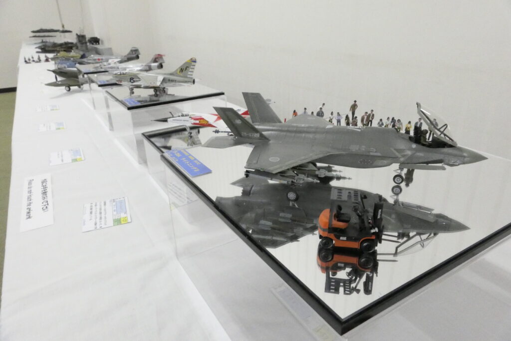 細部に至るまで精密に仕上げた軍用機の模型