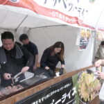 各店自慢の料理を買い求める来場者＝岡山県津山市で