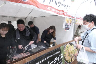 各店自慢の料理を買い求める来場者＝岡山県津山市で