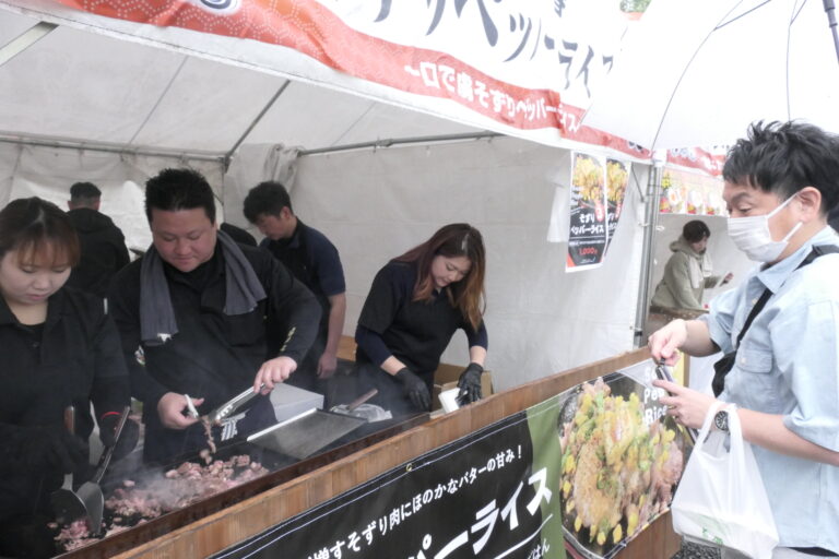 各店自慢の料理を買い求める来場者＝岡山県津山市で