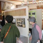 駅舎に展示された昭和期の写真に見入る来場者