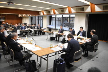 津山市への報告書案が示された有識者検討会議=岡山県津山市で