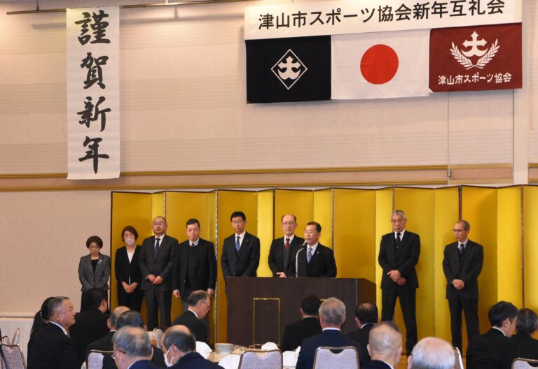 あいさつする髙原会長=岡山県津山市で