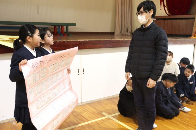 給食センターの職員に感謝の気持ちを伝える児童=岡山県美作市で