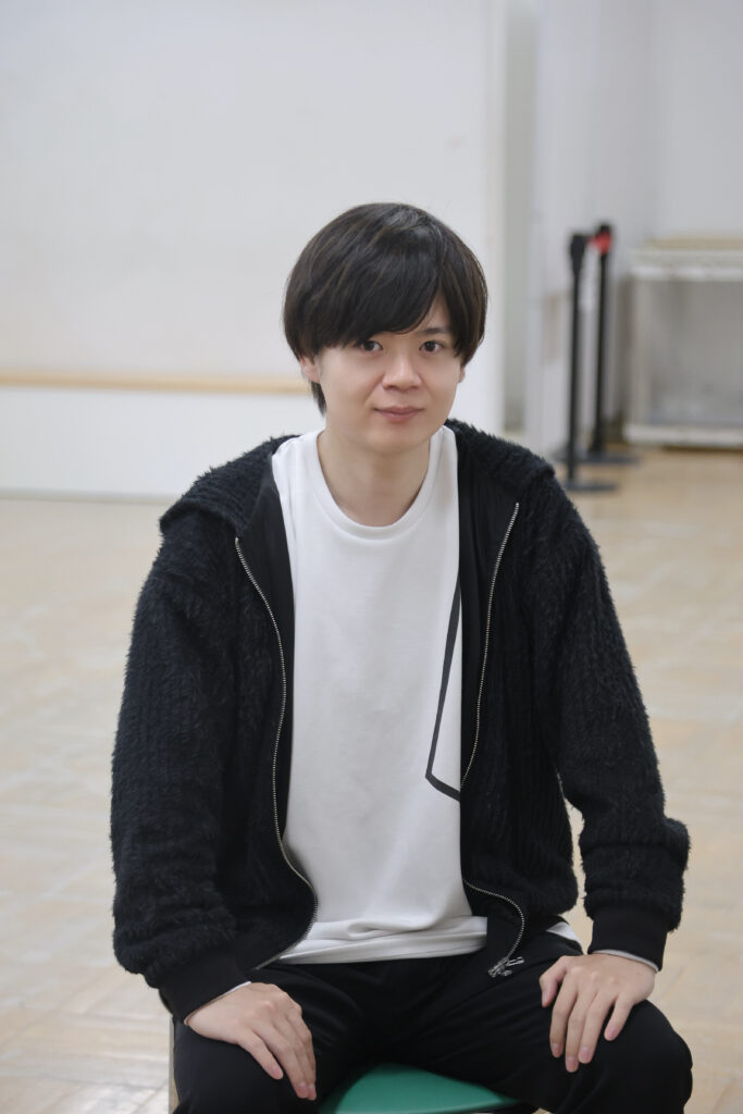 インタビューに応じる小郷拓真さん=東京都内の稽古場で