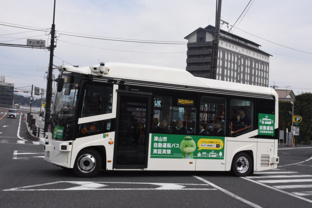 津山駅を出発した津山市の自動運転バス実証実験の車両