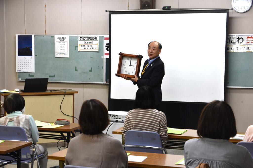 初日の授業で「数字の歴史」を学ぶ受講者