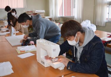 美作大学・短大の介護福祉専攻の学生がマスク作りに挑戦した／岡山・津山市
