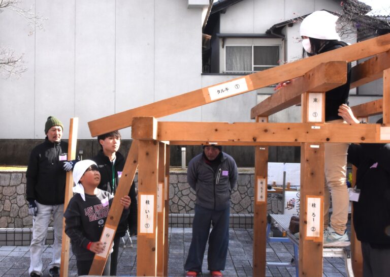 本物の材料を使った家の骨組みに挑戦する子どもたち=岡山県津山市で