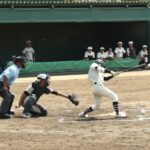 熱戦を繰り広げる選手たち（津山―津山商業）=岡山県美咲町で