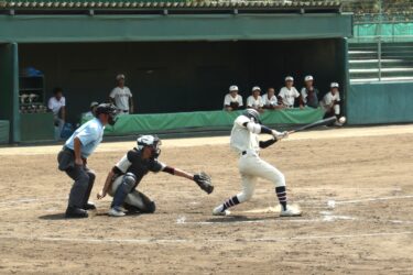 熱戦を繰り広げる選手たち（津山―津山商業）=岡山県美咲町で