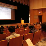 研究員の発表に耳を傾ける参加者=岡山県久米南町で