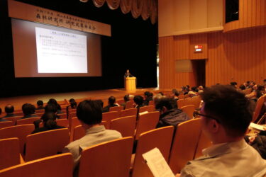 研究員の発表に耳を傾ける参加者=岡山県久米南町で