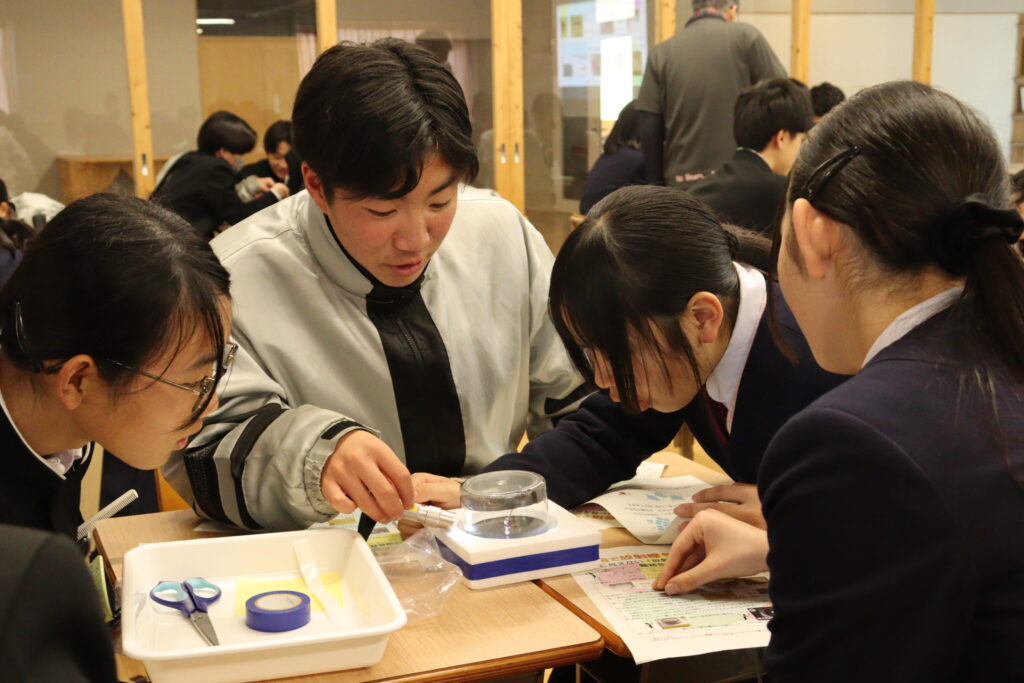 “放射線”を観察する子どもたち