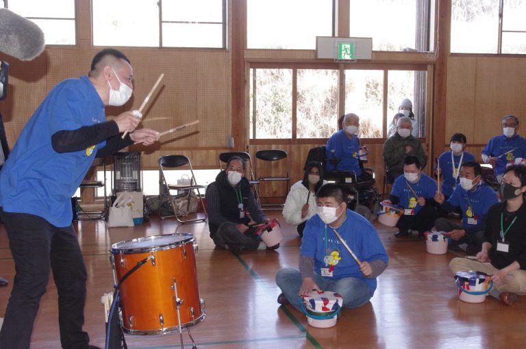 梶原さんと一緒に自作の太鼓を奏でる参加者