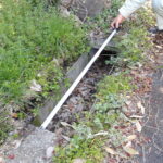 盗まれたグレーチングが設置されていた場所＝岡山県津山市で（23日撮影、津山市提供）