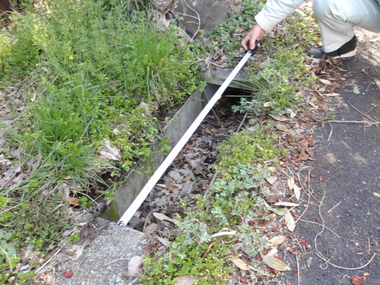 盗まれたグレーチングが設置されていた場所＝岡山県津山市で（23日撮影、津山市提供）