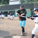 一人ひとりを指導する元オリックスの宮﨑さん=岡山県津山市で