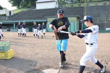 一人ひとりを指導する元オリックスの宮﨑さん=岡山県津山市で