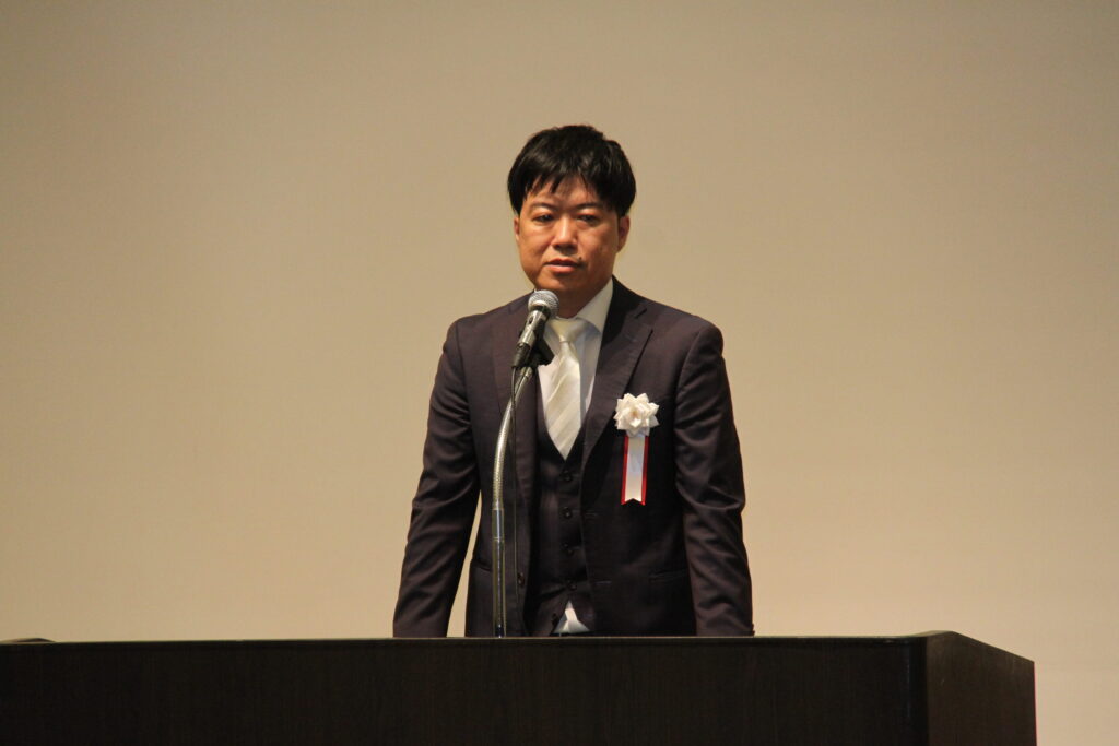 歴史を振り返り今後の決意を述べる岡社長