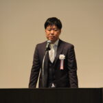 歴史を振り返り今後の決意を述べる岡社長