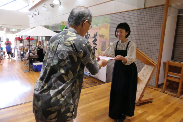 任命書を受け取る部員=岡山県真庭市で