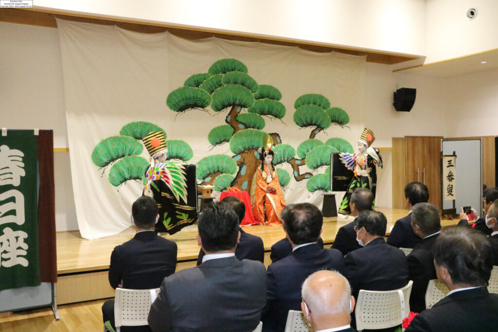 落成に花を添えた粟井春日歌舞伎の三番叟=岡山県美作市江見の作東公民館で