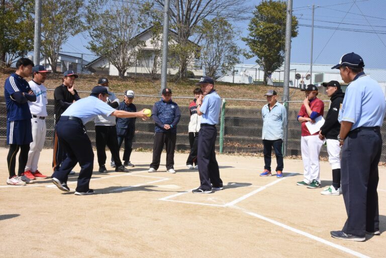 ストライクボールの判定を再確認する参加者=岡山県津山市で