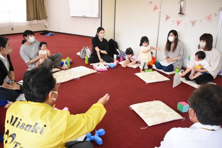 青野町長と意見交換する母親たち