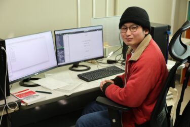 研究室で作業する大澤さん=岡山県津山市で