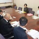 意見を交わす津山東高校と県北学校訪問活動の関係者=岡山県津山市で