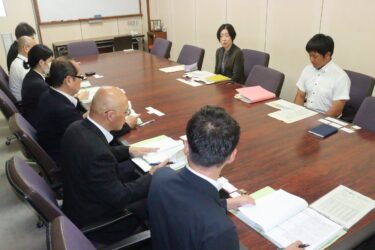 意見を交わす津山東高校と県北学校訪問活動の関係者=岡山県津山市で