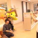 しまねっこ、ミマッパちゃんと記念撮影をする学生ら＝岡山県津山市で