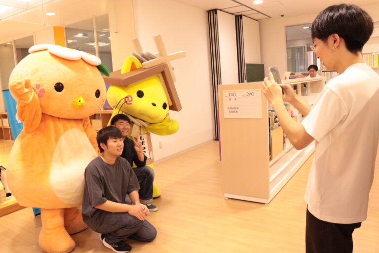 しまねっこ、ミマッパちゃんと記念撮影をする学生ら＝岡山県津山市で