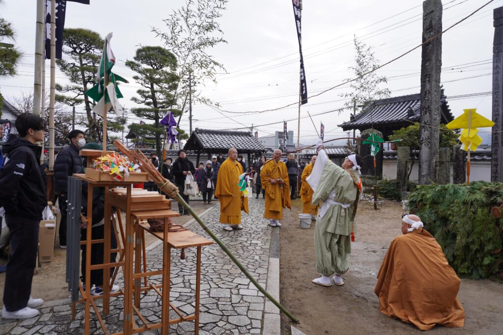 邪気を追い払う「法弓の作法」