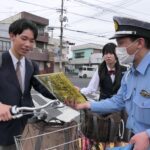 高校生に自転車の安全利用を呼びかける署員=岡山県津山市で