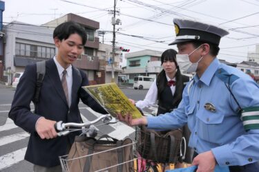 高校生に自転車の安全利用を呼びかける署員=岡山県津山市で