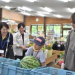 津山市地産地消センター・サンヒルズを見学する参加者=岡山県津山市で
