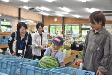 津山市地産地消センター・サンヒルズを見学する参加者=岡山県津山市で