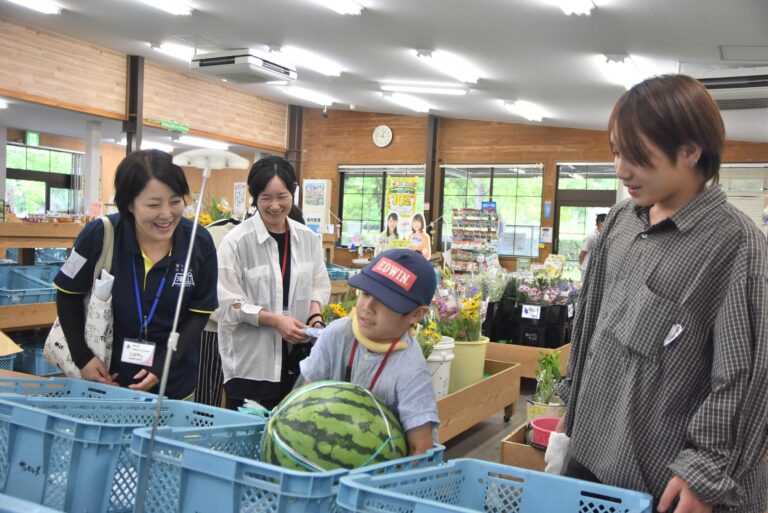 津山市地産地消センター・サンヒルズを見学する参加者=岡山県津山市で