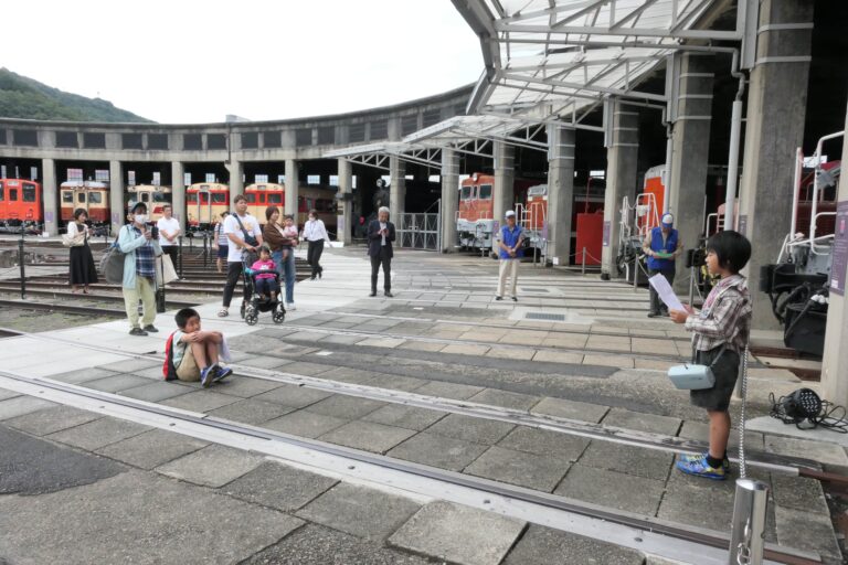 津山まなびの鉄道館を案内する子どもたち=岡山県津山市で