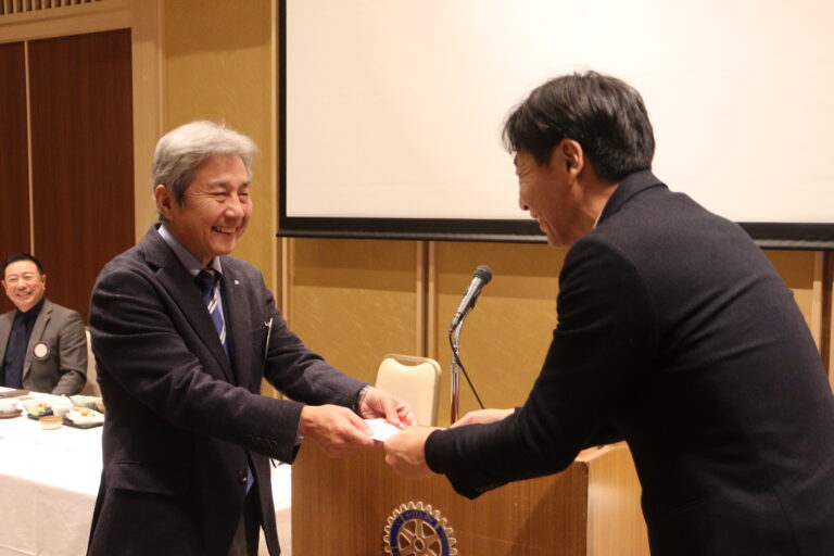 ロボコンの協賛金の目録を贈る稲葉会長（左）=岡山県津山市で