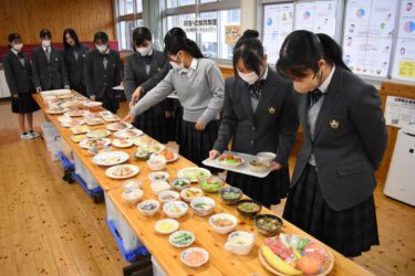 高校生が”食と健康”学ぶ　食品サンプルで食事診断も　「日ごろから気をつけたい」／岡山・津山市