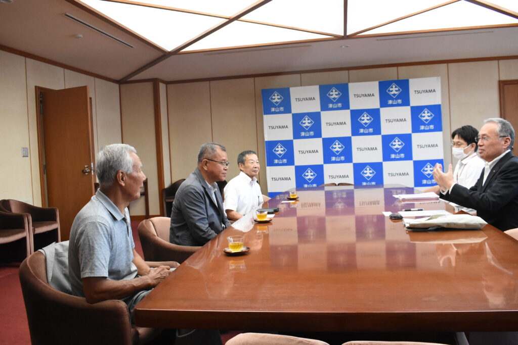 谷口市長と懇談する朱会長ら