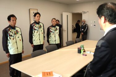 歓迎を受ける自衛隊体育学校陸上班の選手ら