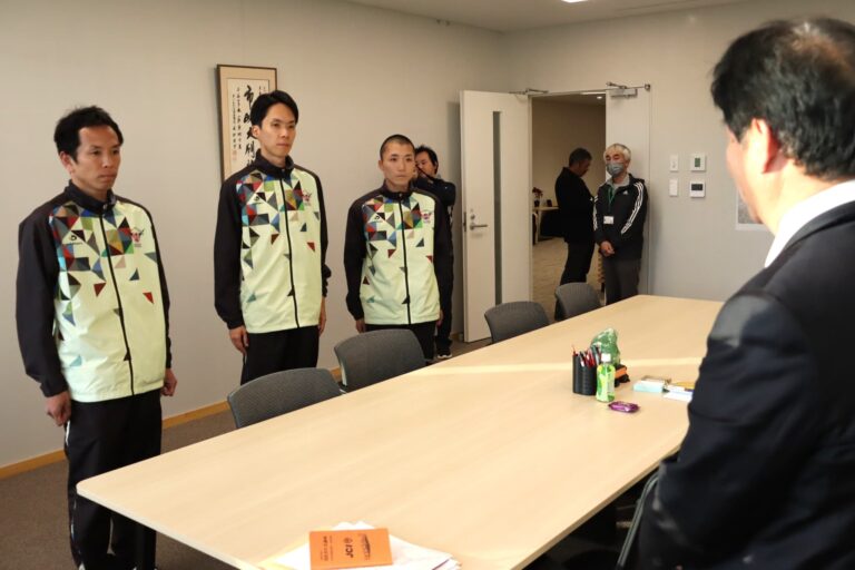 歓迎を受ける自衛隊体育学校陸上班の選手ら