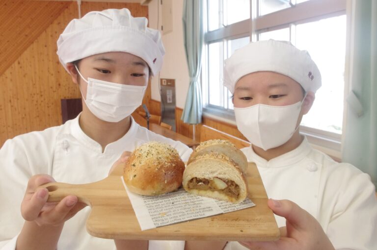 グランプリを獲得した「焼きカレーパン」を手にする柴田さん（右）と森さん